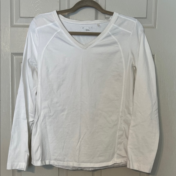 Danskin Women’s White Long Sleeve V-Neck Top Medium (8-10) NWOT - Picture 1 of 4